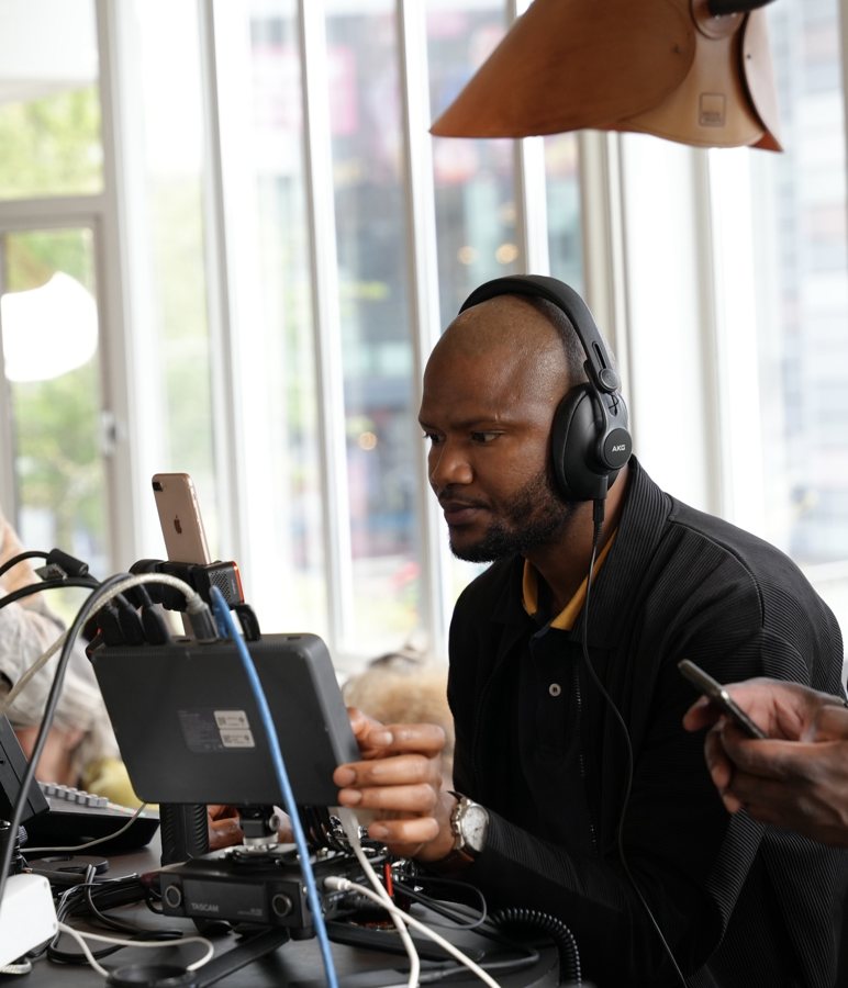 Diallo, broadcast operator, assistent en cameraman